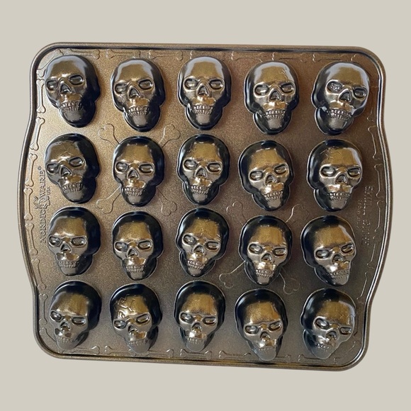 Nordic Ware Skull Bites Cakelet Pan Nonstick Cast Aluminum - Picture 1 of 14